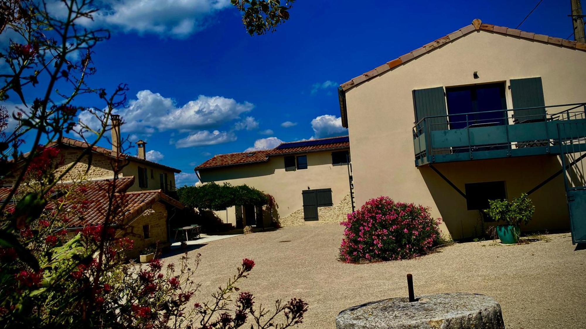 Gites Du Mas De Surlan Chantemerle-les-Bles Exterior photo